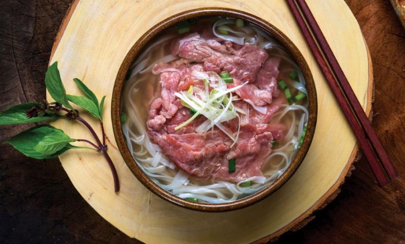 Cảnh quan Hồ Tây nhìn từ khu vực Đền Quán Thánh, thể hiện sự hòa quyện giữa di tích và thiên nhiên